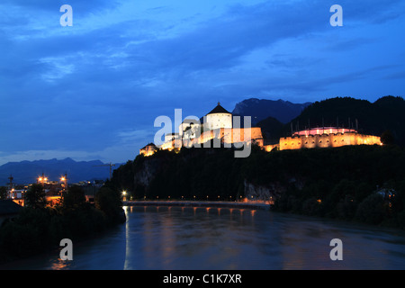 Die Festung Kufstein bei Nacht Stockfoto