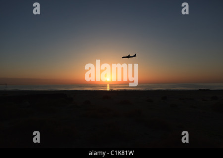 ein Flugzeug im Landeanflug im Morgengrauen auf Lanzarote Stockfoto