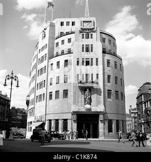 1950er Jahre, Broadcasting House, in Portland Place in Central London, dem Hauptquartier der BBC. Das 1932 eröffnete Hauptgebäude ist im Art déco-Stil eingerichtet. Stockfoto
