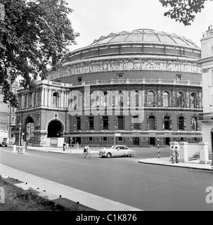 London, 1950er Jahre. Eine Fotografie von J Allan Cash. Ein Auto hält für Radfahrer auf der Straße außerhalb der Royal Albert Hall. Stockfoto