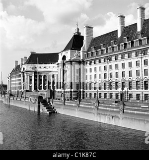 Ansicht der County Hall, das Hauptquartier des GLC, mit Blick auf die Themse. London, 1950er Jahre. Stockfoto