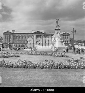 1950er Jahre, Menschen im Victoria Memorial in der Mall und im Buckingham Palace, einem Königspalast und der Londoner Residenz der britischen Königsfamilie. Stockfoto