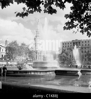 Die beiden Springbrunnen am Trafalgar Square in London, entworfen von Sir Edwin Lutyens als Gedenkstätte für die Lords Jellicoe und Beaty, ersetzten die früheren 1950. Stockfoto