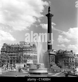 1950er Jahre, ein Blick aus dieser Ära auf die Nelson's Column am Trafalgar Square, Westminster, London, ein Denkmal, das 1843 zu Ehren von Horatio Nelson erbaut wurde. Stockfoto