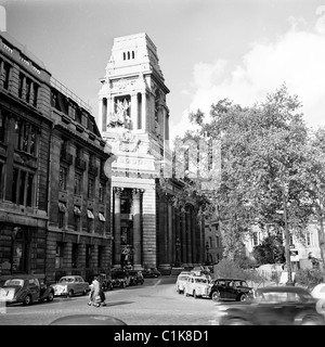 1950er Jahre, außerhalb des Hauptquartiers der Port of London Authority (PLA) am 10 Trinity Square, Tower Hill, City of London, benannt von Sir Edwin Cooper. Stockfoto