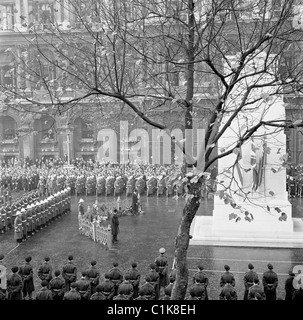 London, 1950er Jahre. Große Menschenmengen sehen die Armistice Day Parade am Cenotaph in Whitehall am 11. November. Stockfoto