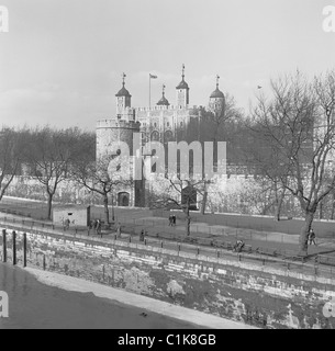 1950er Jahre, London, ein Blick auf den Royal Palace, den Tower of London, der auf 1078 zurückgeht, auf diesem historischen Foto von J Allan Cash. Stockfoto