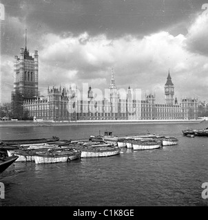 1950er Jahre, London, ein Blick vom Südufer über die Themse des Palace of Westminster, die beiden Häuser des Parlaments der britischen Regierung. Stockfoto