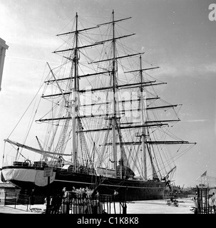 1950er Jahre, das berühmte britische Clipper Schiff, die Cutty Sark, im Dock in Greenwich, London, ursprünglich 1869 gebaut und eines der letzten Teegefäße. Stockfoto