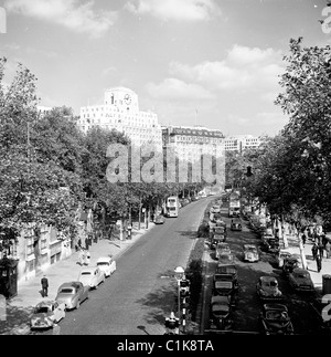 1950, Blick auf das Victoria Embankment an der Themse, eine Straße, die 1870 eröffnet wurde und vom Palace of Westminster in die City of London führt. Stockfoto