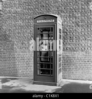 London, 1950er Jahre, ein Foto von J Allan Cash des berühmten britischen Telefonkiosks, entworfen von Sir Giles Gilbert Scott. Stockfoto