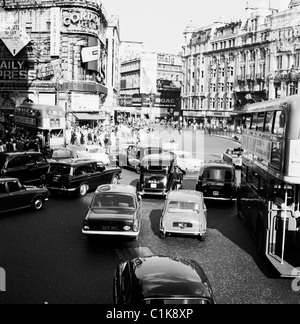 1960, Verkehrsstaus am Fuße der Regent Street am Piccadilly Circus, einem der Wahrzeichen im Londoner West End. Stockfoto