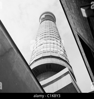 1960er Jahre, Blick auf den Post Office Tower, einen modernen Telekommunikationsturm der British Telecom (BT), Fitzrovia, London, der 1965 eröffnet wurde. Stockfoto