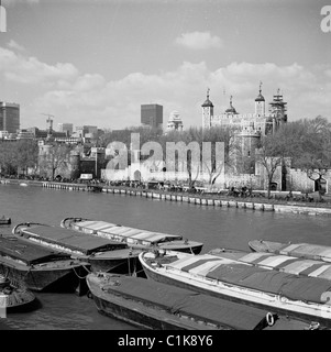 1950er Jahre, Blick über die Themse mit dem berühmten Wahrzeichen, dem Tower of London, einer Festung aus dem Jahr 1078 und Heimat der britischen Kronjuwelen. Stockfoto