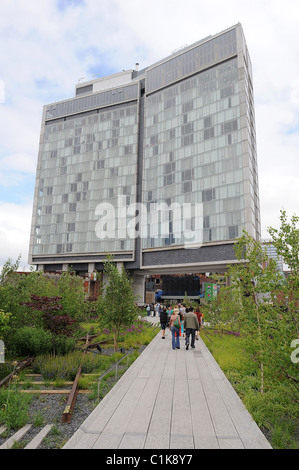 New Yorker genießen die neu renovierten High Line eröffnet am 9. Juni im Meatpacking District New York City, USA- Stockfoto