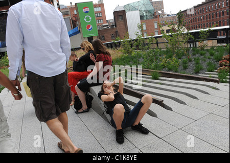 New Yorker genießen die neu renovierten High Line eröffnet am 9. Juni im Meatpacking District New York City, USA- Stockfoto