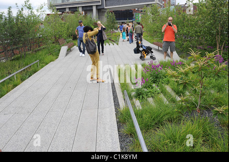 New Yorker genießen die neu renovierten High Line eröffnet am 9. Juni im Meatpacking District New York City, USA- Stockfoto