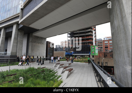 New Yorker genießen die neu renovierten High Line eröffnet am 9. Juni im Meatpacking District New York City, USA- Stockfoto