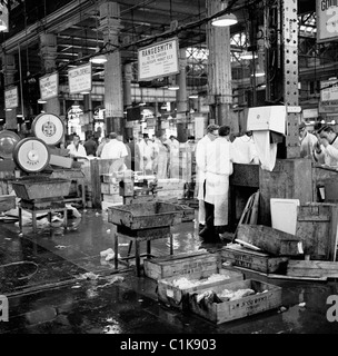 1950er Jahre, Fischhändler, die auf dem berühmten Billingsgate Fish Market in der Lower Thames Street, London, arbeiten. Entworfen von Sir Horace Jones, wurde es 1877 eröffnet. Stockfoto