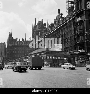 1960er Jahre, Autos auf der Euston Rd, neben dem Midland Grand Hotel und dem Bahnhof St Pancras, London. Im gotischen Stil wurde das Hotel 1873 eröffnet. Stockfoto