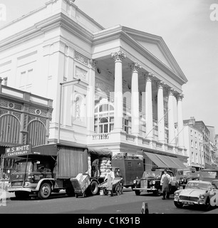 1960er Jahre, LKW werden in der Bow Street vor dem Royal Opera House auf dem berühmten Obst- und Gemüsehandel Covent Garden in London, Großbritannien, entladen Stockfoto