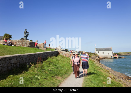 Menschen am Seawatch Center am Moelfre Lifeboat Day mit alter Lifeboat Station an der Küste. Moelfre, Anglesey, North Wales, Großbritannien Stockfoto