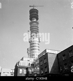 1950er Jahre historische Bild aus dieser Epoche durch J Allan Cash des BT Tower im Bau. Stockfoto