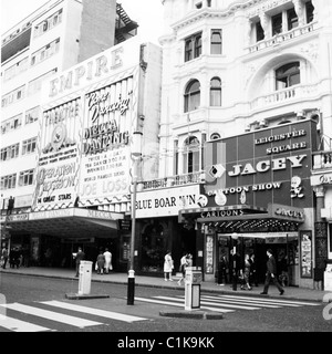 1965. Historisches Bild, dem berühmten Empire Theatre, Leicester Square, London, mit Mekka Tanzen, Joe Verlust big band & MGM film Operation Crossbow. Stockfoto