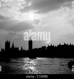 1950s, historisches Bild von J Allan Cash von der Themse zur Abendzeit mit den Houses of Parliament und dem Uhrenturm, bekannt als Big Ben. Stockfoto