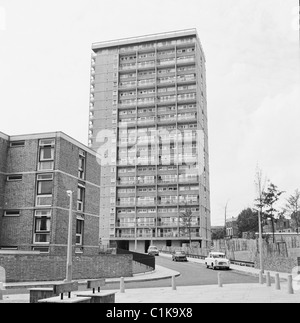 1960er Jahre London. Eine neu errichtete Hochhaus Turm Wohnblocks, gebaut, um Volumen-Gehäuse auf leere WWII Bombe Sites bieten. Stockfoto