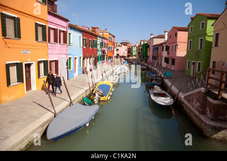 Bunte Häuser säumen einen Kanal in Burano, Venedig, Italien Stockfoto