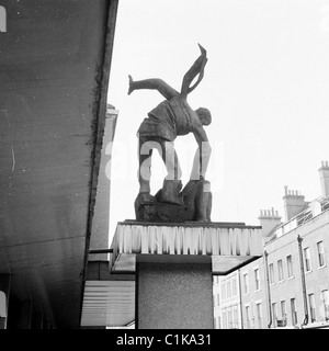 1960er Jahre London. Skulptur auf dem Trade Union Congress Gebäude Geist der Gewerkschaftsbewegung, die starken helfen der schwaches Darstellung. Stockfoto