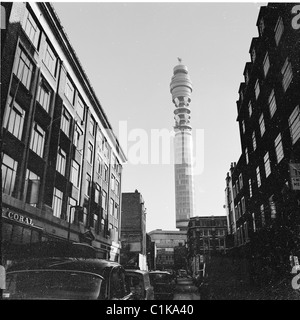 1960er Jahre London. Historisches Bild der modernen Post Office Tower, gesehen hier erhebt sich über den traditionellen Gebäuden. Stockfoto