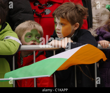 Kinder mit patriotischen bemalte Gesichter, St. Patricks Day Parade, Cork, Irland. Stockfoto