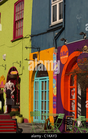 Bunt bemalte Häuser und Geschäfte Kinsale, County Cork, Irland Stockfoto