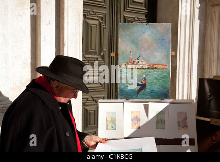 Ein Tourist auf der Suche nach Bildern auf den Straßen von Venedig, Italien kaufen Stockfoto