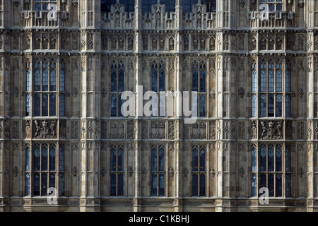 Die Ansicht eines Teils der Front von den Houses of Parliament in London, England an einem sonnigen Tag Stockfoto
