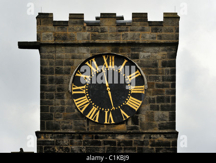 Einhand-Uhr am Westturm. All Saints Church, Harewood, West Yorkshire, England, Vereinigtes Königreich, Europa. Stockfoto