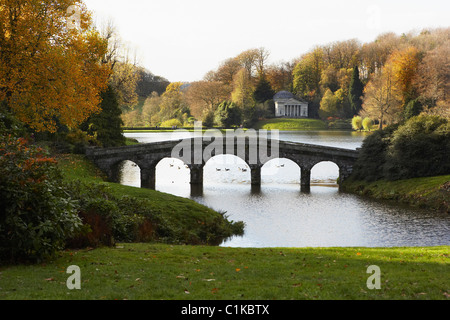 Brücke über den Teich, Stourhead, Wiltshire, England Stockfoto