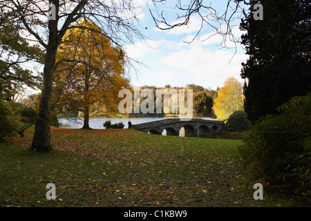 Stourhead im Herbst, Wiltshire, England Stockfoto