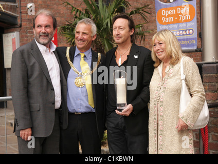 Der Oberbürgermeister von Liverpool, Stadtrat Mike Storey, Julian Lennon und Cynthia Lennon besuchen die Eröffnung des "weiße Feder: die Stockfoto