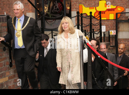 Der Oberbürgermeister von Liverpool, Stadtrat Mike Storey und Cynthia Lennon besuchen die Eröffnung des "weiße Feder: The Spirit of Stockfoto