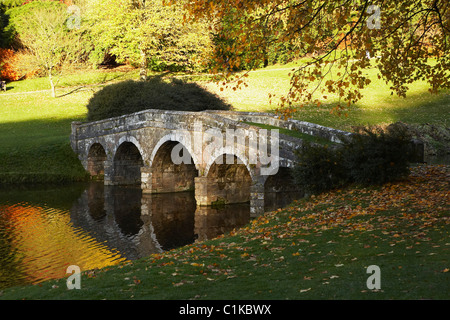 Brücke über den Teich, Stourhead, Wiltshire, England Stockfoto