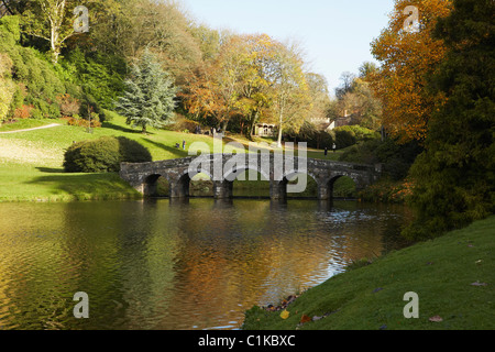 Brücke über den Teich, Stourhead, Wiltshire, England Stockfoto