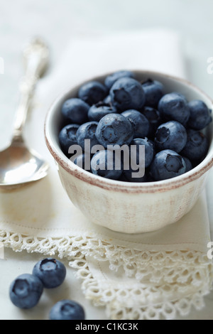 Heidelbeeren in Schüssel Stockfoto