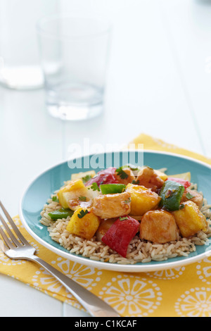 Süß und sauer Huhn mit Paprika auf Naturreis Stockfoto