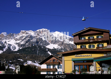 Italien, Venetien, Dolomiten, Cortina d'Ampezzo, Hotel de la Poste und Le Tofane Berge Stockfoto