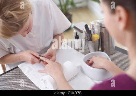 Frau bekommen eine Maniküre, Vancouver, Britisch-Kolumbien, Kanada Stockfoto