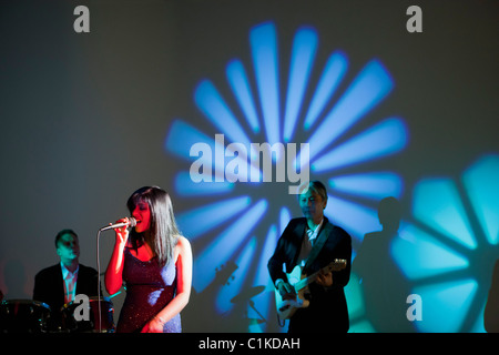 Sänger und Band durchführen Stockfoto