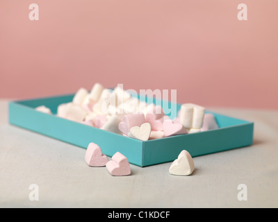 Schachtel mit herzförmigen Marshmallows Stockfoto